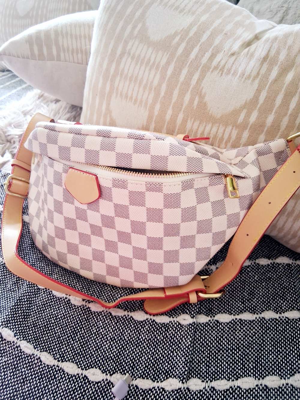 💥Gorgeous Fashion BUM BAG/ Crossbody/ WAIST/ Fanny Bag! Designer look!! Love!❣️